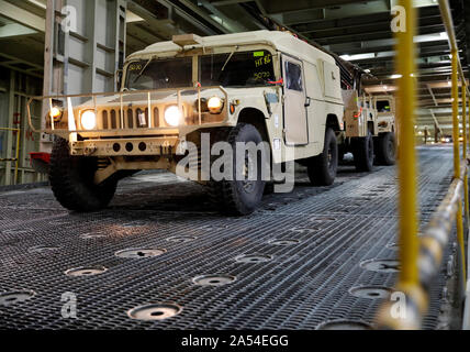 Die ersten Fahrzeuge werden aus dem Entladen Green Ridge Roll-on-Roll-off-Frachter in Riga, Lettland am Okt. 16, 2019. 1 Bataillon 9 Reiterregiment hat über 300 Stücke der Ausrüstung und ca. 500 Soldaten zu trainieren mit den Partnern und Verbündeten in der Unterstützung der Atlantischen lösen. (U.S. Armee Foto von Sgt. Benjamin Northcutt, 21 Theater Sustainment Command) Stockfoto