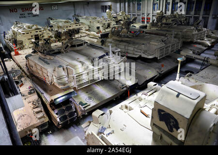 Über 300 Stücke der Ausrüstung zu M1A1 Abrams Panzer und Bradley Fighting Fahrzeuge Warten auf Download von der Green Ridge Roll-on-Roll-off-Schiffes Okt. 16, 2019 in Riga, Lettland. 1 Bataillon 9 Cavalry Regiment wird mit Partner und Verbündeten in Litauen in Atlantic lösen. (USA zu trainieren Armee Foto von Sgt. Benjamin Northcutt, 21 Theater Sustainment Command) Stockfoto