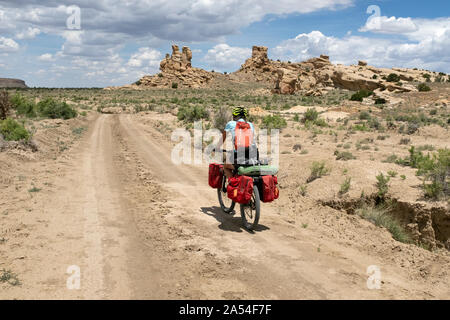 NM 00143-00 ... NEW MEXICO - Vicky Feder Radfahren die Große Mountainbike Route zwischen San Mateo Federn und Ojo Frio Feder in McKinley Divide County Stockfoto