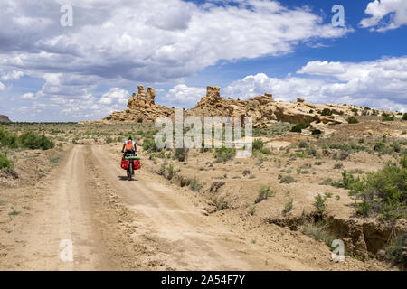 NM 00144-00 ... NEW MEXICO - Vicky Feder Radfahren die Große Mountainbike Route zwischen San Mateo Federn und Ojo Frio Feder in McKinley Divide County Stockfoto