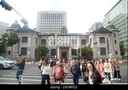 Korea. 16 Okt, 2019. Die Bank von Korea, 16.Oktober 2019: Die Bank von Korea in Seoul, Südkorea. Koreanische Zentralbank am 16. Oktober 2019 senkte die Leitzinsen um einen Viertel Prozentpunkt auf 1,25 Prozent, wobei das Wachstum der lokalen Wirtschaft kann ohne Unterstützung für Schwache Exporte und den inländischen Verbrauch weiter verlangsamen, lokale Medien berichtet. Quelle: Lee Jae-Won/LBA/Alamy leben Nachrichten Stockfoto