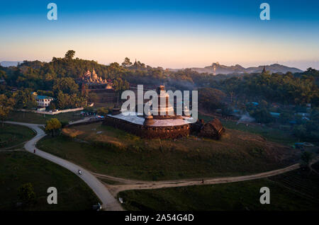 MRAUK U, MYANMAR - ca. Dezember 2017: Htukkanthein Tempel Stupa bei Sonnenuntergang in Mrauk U, Rakhine State. Stockfoto