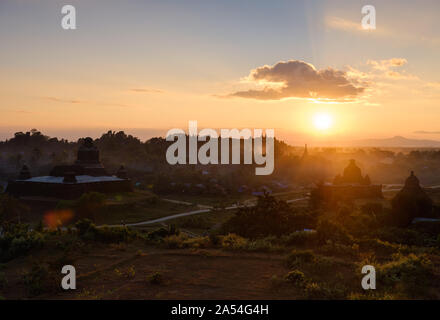 MRAUK U, MYANMAR - ca. Dezember 2017: Htukkanthein Tempel Stupa bei Sonnenuntergang in Mrauk U, Rakhine State. Stockfoto