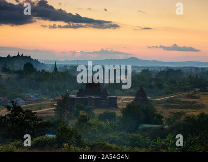 MRAUK U, MYANMAR - ca. Dezember 2017: Sonnenuntergang über den Hügeln von Mrauk U in Myanmar Stockfoto