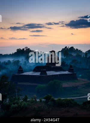 MRAUK U, MYANMAR - ca. Dezember 2017: Htukkanthein Tempel Stupa bei Sonnenuntergang in Mrauk U, Rakhine State. Stockfoto