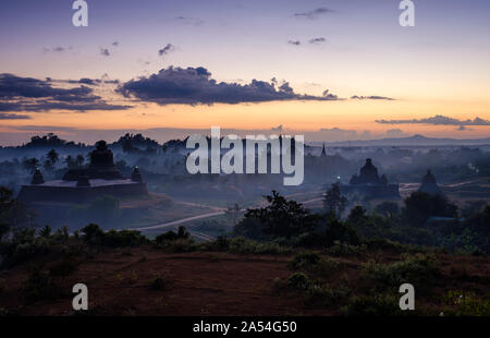 MRAUK U, MYANMAR - ca. Dezember 2017: Sonnenuntergang über den Hügeln von Mrauk U in Myanmar Stockfoto