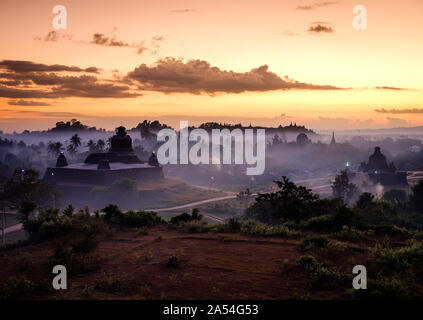 MRAUK U, MYANMAR - ca. Dezember 2017: Sonnenuntergang über den Hügeln von Mrauk U in Myanmar Stockfoto