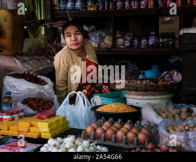 MRAUK U, MYANMAR - ca. Dezember 2017: Portrait eines burmesischen Frau in der MRAUK U Markt. Stockfoto