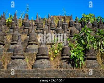 MRAUK U, MYANMAR - ca. Dezember 2017: Außenansicht des Koe Thaung Pagode in Mrauk U, Rakhine State. Stockfoto