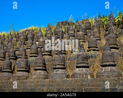 MRAUK U, MYANMAR - ca. Dezember 2017: Außenansicht des Koe Thaung Pagode in Mrauk U, Rakhine State. Stockfoto