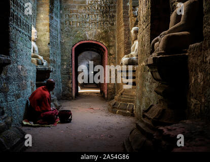 MRAUK U, MYANMAR - ca. Dezember 2017: Mönch im Koe Thaung Pagode in Mrauk U, Rakhine State. Stockfoto