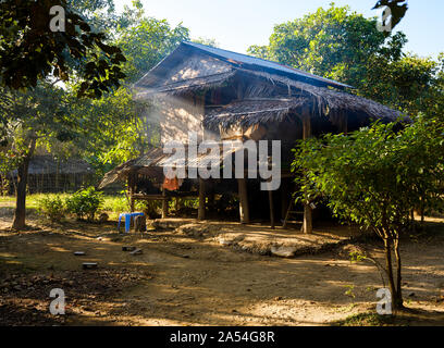 MRAUK U, MYANMAR - ca. Dezember 2017: Typisches Haus in einem Dorf in der Nähe von Mrauk U in Myanmar Stockfoto