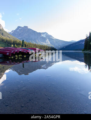 Kanu Lodge bei Sonnenaufgang von Emerald Lake, Yoho National Park Stockfoto