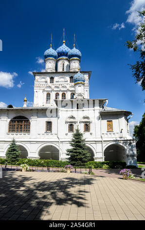 MOSKAU, RUSSLAND - JULI 26 2014: Die Kirche der Ikone der Gottesmutter Kasan im Landgut Kolomenskoje Stockfoto