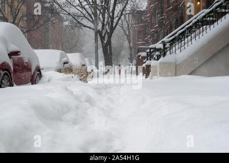 Straße geschossen während einer Blizzard mit starker Schneefall in Harlem, NYC Stockfoto