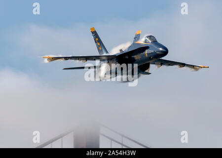 Blue Angels Lead Solo von Lcdr Brandon Kempler führt über die Golden Gate Brücke geflogen und Ansätze der Airshow bei der Sneak Pass manövrieren. Stockfoto