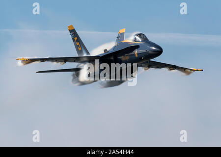 Blue Angels Lead Solo von Lcdr Brandon Kempler Durchgänge geflogen Ansätze der Airshow bei der Sneak Pass manövrieren. Stockfoto