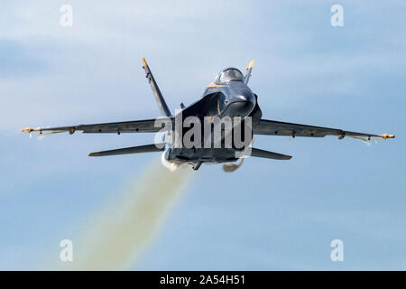 Blue Angels Lead Solo von Lcdr Brandon Kempler Durchgänge geflogen Ansätze der Airshow bei der Sneak Pass manövrieren. Stockfoto