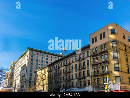 Typische Wohnung Gebäude in New Yorks Stadtteil Manhattan an einem schönen, sonnigen Tag Stockfoto