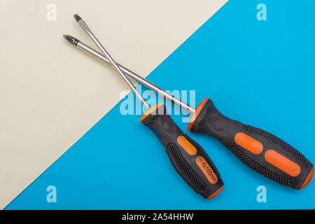 Home Improvement: zwei Schraubendrehern (Philips und geschlitzt) auf einem blauen und weißen flach Hintergrund mit kopieren. Stockfoto