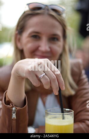 Portrait der reifen Frau im Restaurant Saft trinken Sitzen Stockfoto