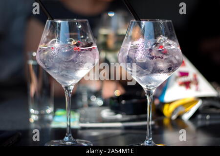 Nahaufnahme der Cocktail im eleganten Brille Stockfoto