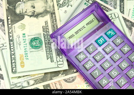 Taschenrechner, Dollar, Rechnungen und Bruttoinlandsprodukt in Amerika Stockfoto