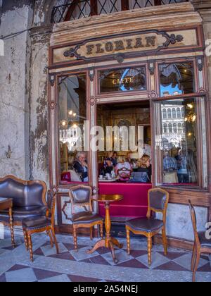 Venedig, Italien, 11. Oktober 2019. Das legendäre Café Florian auf der Piazza di San Marco. Es ist eine große Touristenattraktion aufgrund seiner zentralen Lage und t Stockfoto