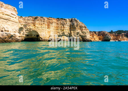 Das türkisfarbene Meer Wasser und die sandsteinfelsen von Praia da Marinha vom Boot aus, Lagoa, Algarve, Portugal gesehen Stockfoto