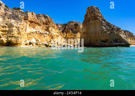 Das türkisfarbene Meer Wasser und die sandsteinfelsen von Praia da Marinha vom Boot aus, Lagoa, Algarve, Portugal gesehen Stockfoto