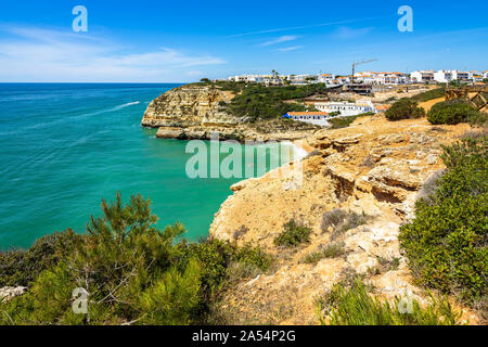 Malerische Algarve Küste Landschaft in der Nähe von Beangil Strand. Die Algarve ist ein sehr beliebtes Urlaubsziel in Portugal Stockfoto