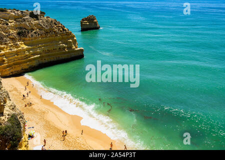 Luftaufnahme von Praia da Marinha (Marinha Strand) mit weichem Sand von türkisblauem Meer, Algarve, Portugal geläppt Stockfoto