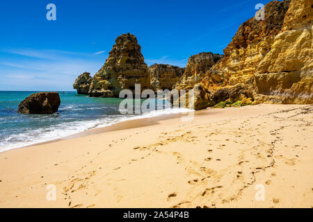 Golden Sandstein Klippen mit Blick auf den Praia da Marinha (Marinha Strand), Algarve, Portugal Stockfoto
