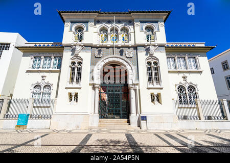 Banco de Portugal Gebäude in Faro, 1929 im Neo-Manueline Revival Stil gebaut. Faro, Algarve, Portugal, April 2019 Stockfoto