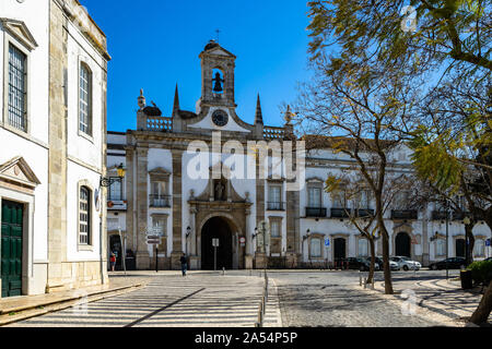 Blick auf die Stadt Arco da Vila (Torbogen), einer der Er mittelalterlichen Tore zur Altstadt von Faro. Faro, Algarve, Portugal, April 2019 Stockfoto