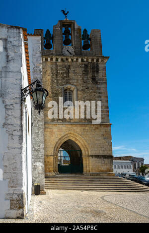 Seitenansicht der Kirche der Heiligen Maria (Sé Catedral de Faro), Algarve, Portugal Stockfoto