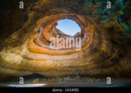 Die berühmten benagil Höhle ist als Benagil Kathedrale aufgrund der verschiedenen Bögen es Formen, Algarve, Portugal Stockfoto