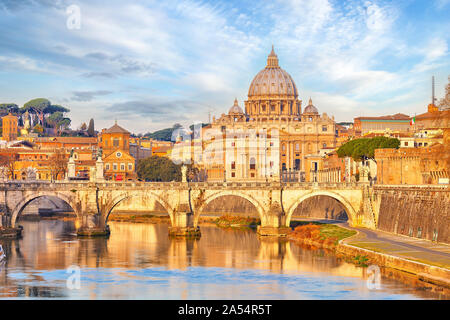 Blick auf den Petersdom in Rom, Italien Stockfoto