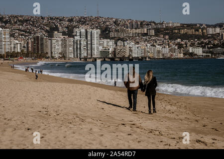 Valparaiso, Chile - 2019-07-30 - zwei Menschen am Strand entlang mit der Skyline im Hintergrund. Stockfoto