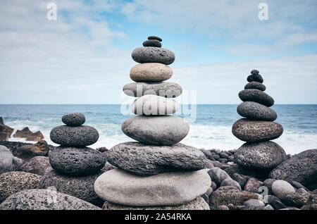 Stein Stapeln auf einem Strand, Balance und Harmonie Konzept, Farbe Tonen angewendet, selektive konzentrieren. Stockfoto