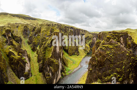 Fjadrargljufur Canyon steilen Klippen und Gewässern des Fjadra river panorama, South Island Stockfoto