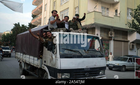 (191018) - ANKARA, Oktober 18, 2019 (Xinhua) - Mitglieder der "yrian Nationale Armee' Kopf für Tal Abyad im Norden Syriens aus der türkischen Grenzstadt Akcakale am Okt. 17, 2019. Die Vereinigten Staaten und der Türkei am Donnerstag eine Einigung auf einer 5-tägigen Waffenstillstand und der Schaffung einer sicheren Zone im Norden von Syrien, wo der türkischen Armee gegen die kurdische Miliz gekämpft hatte, nach Gesprächen zwischen den beiden Seiten in der türkischen Hauptstadt Ankara. "Die Türkei wird am Ende der Operation im Norden Syriens erst nach der YPG und PKK-Terroristen den Bereich verlassen, "der türkische Außenminister Mevlut Cav Stockfoto