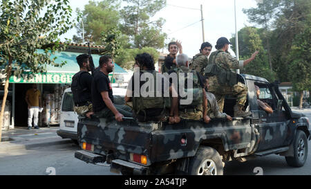 (191018) - ANKARA, Oktober 18, 2019 (Xinhua) - Mitglieder der "yrian Nationale Armee' Kopf für Tal Abyad im Norden Syriens aus der türkischen Grenzstadt Akcakale am Okt. 17, 2019. Die Vereinigten Staaten und der Türkei am Donnerstag eine Einigung auf einer 5-tägigen Waffenstillstand und der Schaffung einer sicheren Zone im Norden von Syrien, wo der türkischen Armee gegen die kurdische Miliz gekämpft hatte, nach Gesprächen zwischen den beiden Seiten in der türkischen Hauptstadt Ankara. "Die Türkei wird am Ende der Operation im Norden Syriens erst nach der YPG und PKK-Terroristen den Bereich verlassen, "der türkische Außenminister Mevlut Cav Stockfoto