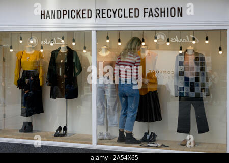 Dressing Dame Puppen in Schaufenster Stockfoto