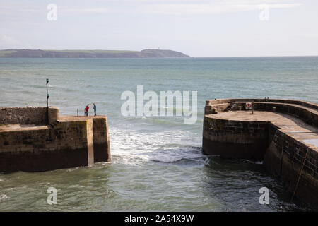 Blick über den Hafen Wand in Charlestown, Cornwall, Großbritannien Stockfoto