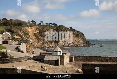 Blick über den Hafen Wand in Charlestown, Cornwall, Großbritannien Stockfoto