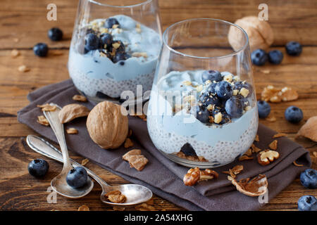 Heidelbeeren und Joghurt Chia pudding Parfait in Gläsern Nahaufnahme Stockfoto