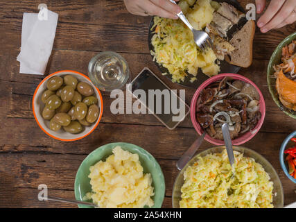 Weine, georgische Küche, Pinot Noir, Tisch, Thanksgiving Dinner Table, Happy Thanksgiving Dinner Table, Thanksgiving tablescape Stockfoto