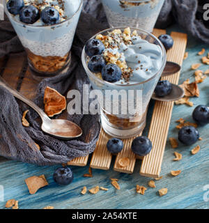 Heidelbeeren und Joghurt Chia pudding Parfait in einem Glas Nahaufnahme Stockfoto