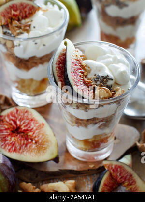 Griechischer Joghurt mit Feigen und Müsli in einem Glas Nahaufnahme Stockfoto